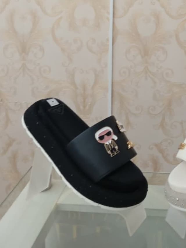Chancla de plataforma con dijes, calzado en El Baúl de la Moda, Jamundí
