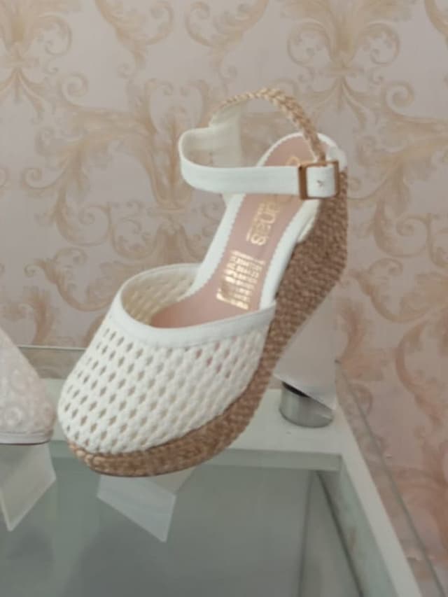 Zapato de plataforma tejido blanco con tira al tobillo, calzado en El Baúl de la Moda, Jamundí