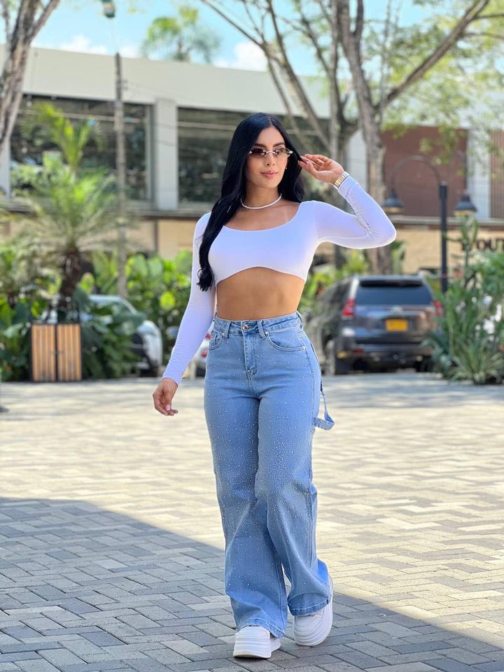 Jean azul claro de bota ancha con brillos, jeans en El Baúl de la Moda, Jamundí