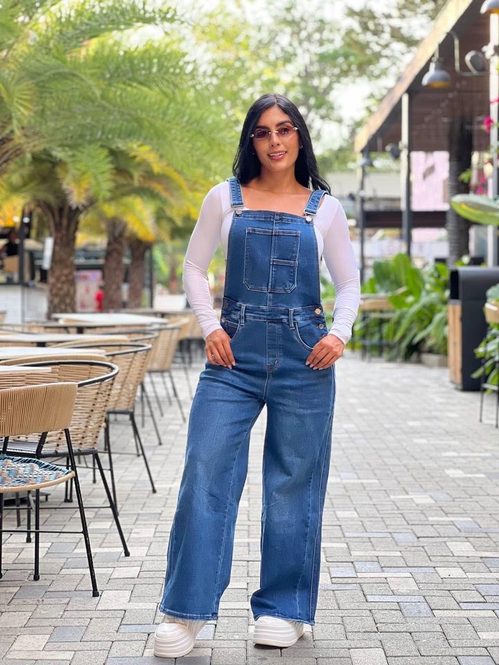 Peto de jean azul oscuro de pierna ancha, petos de jean en El Baúl de la Moda, Jamundí