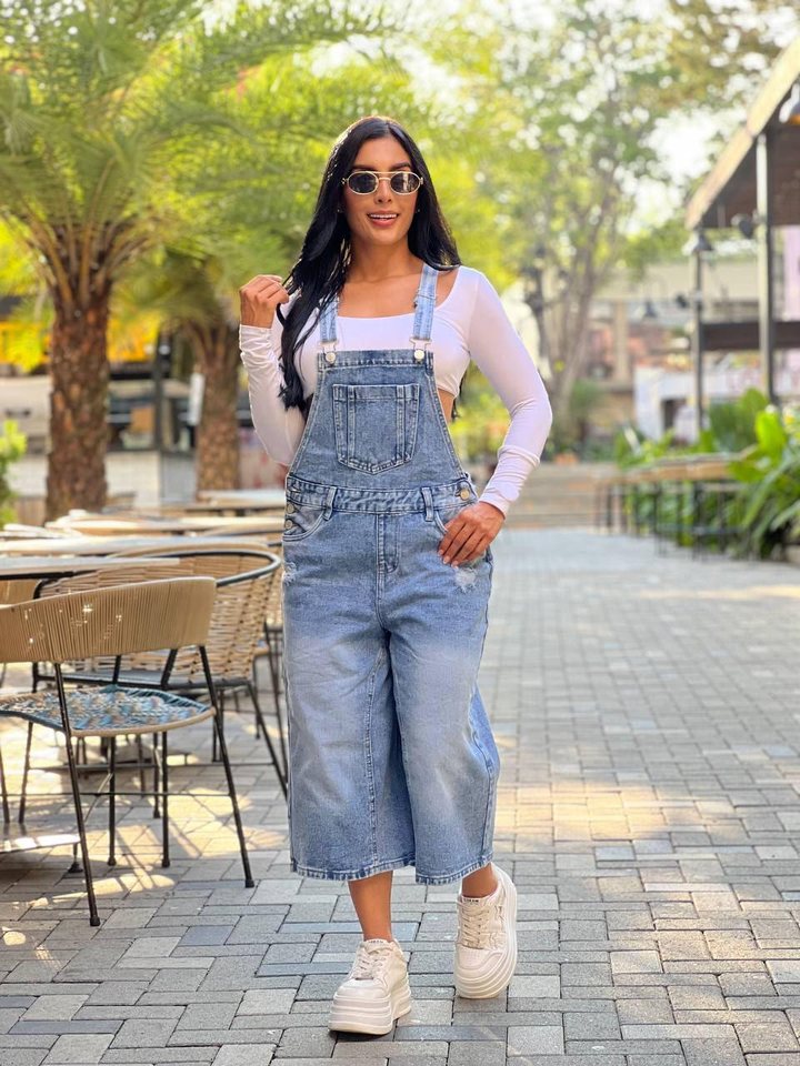 Peto capri de jean azul claro, petos de jean en El Baúl de la Moda, Jamundí